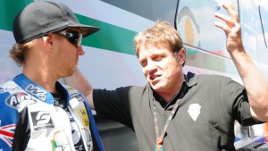 Ein Bild aus besseren Tagen. Wimmer und sein damaliger Moto2-Pilot Anthony West im Juli 2011.
